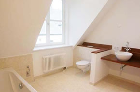 Badezimmer im Dachgeschoss - 
Kein Bad von der Stange. Ausgew�hlte Ausstattungselemente verleihen eine besondere Note. Mit edler Waschschale, gro�er Badewanne und separater Dusche - Stadth�user Hamburg Langenhorn G�tkensweg - Eigentumswohnungen von Pohl & Prym